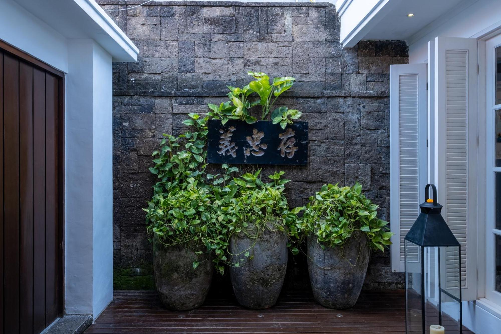 Mosan House - Unique Art-Filled Gem In Perfect Location A Short Walk From The Beach Or Seminyak Square Including Ac Office For Remote Working Kültér fotó